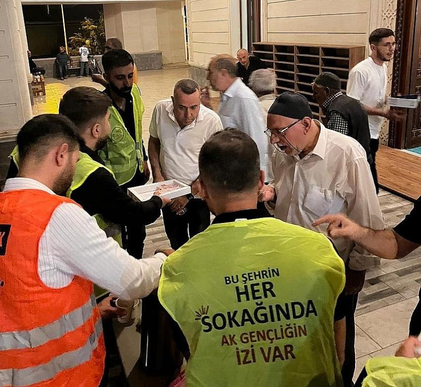 AK Gençlik’ten Mevlid İkramı