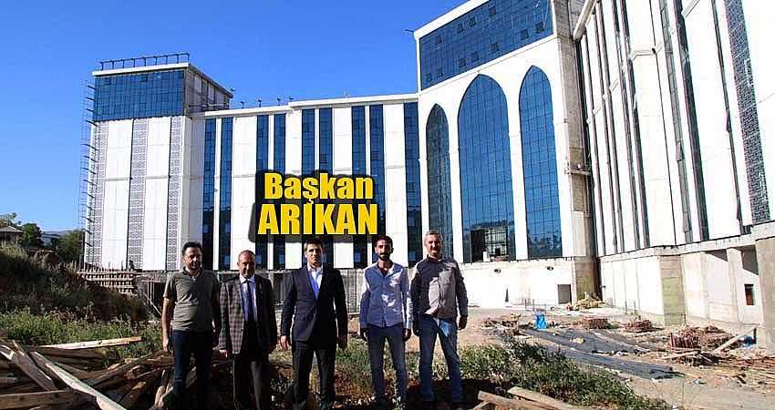 BELEDİYE HİZMET BİNASINI İNCELEDİ