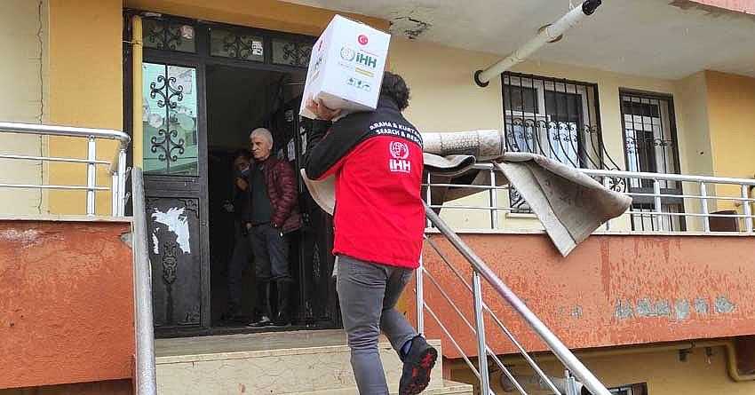 İHH, SEL MAĞDURLARINA KUMANYA DAĞITTI