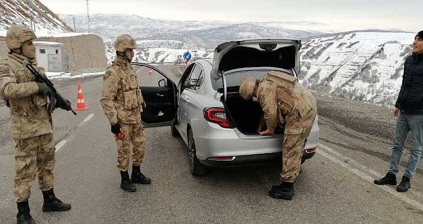 JANDARMA 33 NOKTADA ARAÇLARI DENETLEDİ