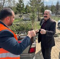 AK Parti, Çam ve Badem Ağacı Dağıttı