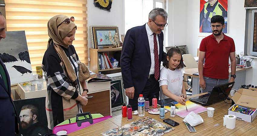 VALİ EKİNCİ, BİLİM VE SANAT MERKEZİNİ ZİYARET ETTİ